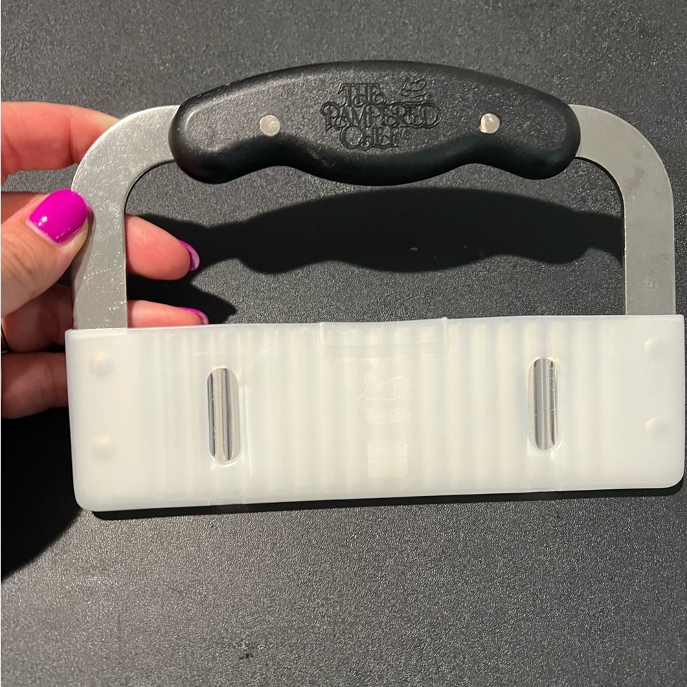 Pampered Chef Black Handle Crinkle Cutter with White Guard